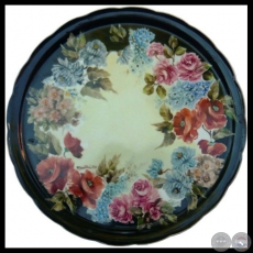 PLATO CON FLORES MULTICOLORES ENMARCADO EN NEGRO - Obra de MARTHÚ RODRÍGUEZ ALCALÁ